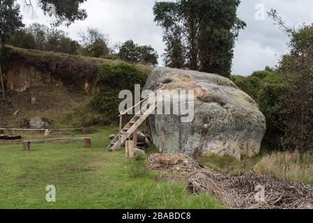 Aquitania, Boyaca/Kolumbien: 9. April 2018: Riesiger Stein mit Treppe, die als Touristenattraktion genutzt wird, Insel San Pedro oder Isla Grande, Tota Lake Stockfoto