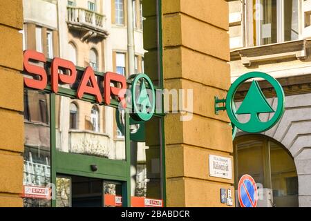 BUDAPEST, UNGARN - MÄRZ 2019: Schilder außerhalb eines Spar Supermarktes in der Budapester Innenstadt. Stockfoto