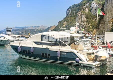 INSEL CAPRI, ITALIEN - AUGUST 2019: Luxusmotoryacht die Wahl liegt im Jachthafen auf der Insel Capri. Stockfoto