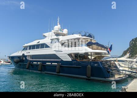 INSEL CAPRI, ITALIEN - AUGUST 2019: Luxuriöse Super-Yacht Playpen im Jachthafen auf der Insel Capri. Stockfoto