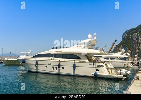 INSEL CAPRI, ITALIEN - AUGUST 2019: Luxusyacht im Jachthafen auf der Insel Capri. Stockfoto