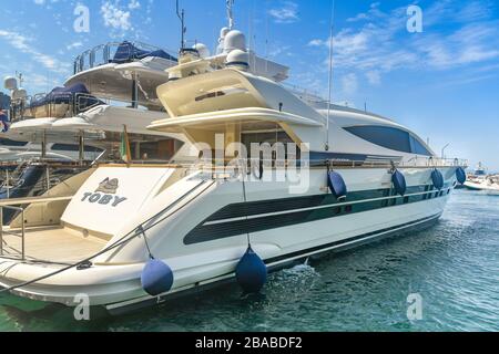INSEL CAPRI, ITALIEN - AUGUST 2019: Luxusyacht Toby liegt im Jachthafen auf der Insel Capri. Stockfoto