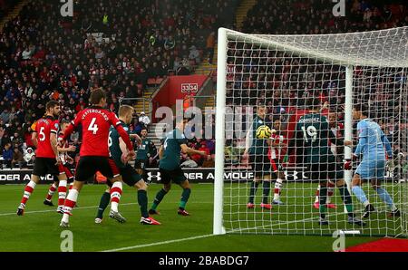 Die Spieler von Burnley und Southampton sehen so aus, als Ashley Westwood (nicht abgebildet) von Burnley direkt von einem Eckstoß punktet Stockfoto