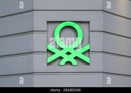 WIEN, ÖSTERREICH - NOVEMBER 2019: Beleuchtetes Branding-Logo an der Außenwand einer Filiale des Benetton-Ladens in Wien Stockfoto