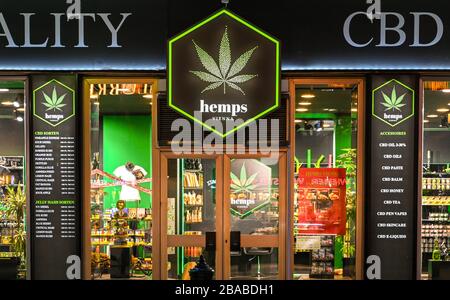 WIEN, ÖSTERREICH - NOVEMBER 2019: Außenansicht eines Ladens, das Cannabisöl und CBD-Produkte in der Wiener Innenstadt verkauft Stockfoto