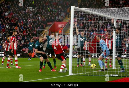 Die Spieler von Burnley und Southampton sehen so aus, als Ashley Westwood (nicht abgebildet) von Burnley direkt von einem Eckstoß punktet Stockfoto