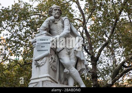 Statue von William Shakespeare mit Text There is No Darkness but Ignorance, Leicester Square Gardens, London, England, Großbritannien Stockfoto