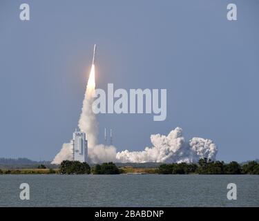 Cape Canaveral, Florida, USA. März 2020. Eine Atlas V-Rakete der United Launch Alliance (ULA) hebt am Donnerstag, 26. März 2020, um 16:18 Uhr von Komplex 41 auf der Cape Canaveral Air Force Station ab. Der Atlas startet den "Jam Resistant"-Kommunikationssatelliten AEHF-6 für die neu formierte US-Weltraumtruppe. Credit: UPI/Alamy Live News Stockfoto