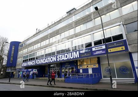 Die Fans gehen am Eingang zum Kiyan Prince Foundation Stadium vorbei, dem Heimstadion der Queens Park Rangers Stockfoto