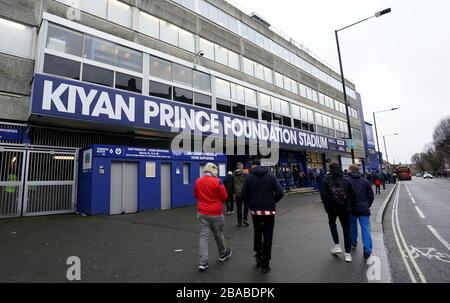 Die Fans gehen am Eingang zum Kiyan Prince Foundation Stadium vorbei, dem Heimstadion der Queens Park Rangers Stockfoto