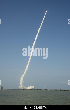 Cape Canaveral, Florida, USA. März 2020. Eine Atlas V-Rakete der United Launch Alliance (ULA) hebt am Donnerstag, 26. März 2020, um 16:18 Uhr von Komplex 41 auf der Cape Canaveral Air Force Station ab. Der Atlas startet den "Jam Resistant"-Kommunikationssatelliten AEHF-6 für die neu formierte US-Weltraumtruppe. Credit: UPI/Alamy Live News Stockfoto