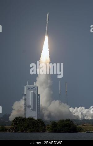 Cape Canaveral, Florida, USA. März 2020. Eine Atlas V-Rakete der United Launch Alliance (ULA) hebt am Donnerstag, 26. März 2020, um 16:18 Uhr von Komplex 41 auf der Cape Canaveral Air Force Station ab. Der Atlas startet den "Jam Resistant"-Kommunikationssatelliten AEHF-6 für die neu formierte US-Weltraumtruppe. Credit: UPI/Alamy Live News Stockfoto