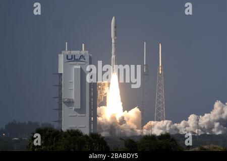 Cape Canaveral, Florida, USA. März 2020. Eine Atlas V-Rakete der United Launch Alliance (ULA) hebt am Donnerstag, 26. März 2020, um 16:18 Uhr von Komplex 41 auf der Cape Canaveral Air Force Station ab. Der Atlas startet den "Jam Resistant"-Kommunikationssatelliten AEHF-6 für die neu formierte US-Weltraumtruppe. Credit: UPI/Alamy Live News Stockfoto