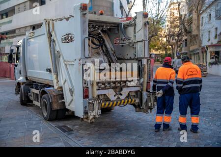 Marbella - 16. Januar 2020: Sammeln von Abfällen aus einem Container mit einem Sonderwagen in den Straßen einer Großstadt Stockfoto