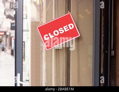 Geschäftsschild: Geschlossen an der Glastür. Hintergrund der Stadtstraße. Stockfoto