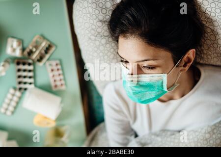 Infizierte Frau mit Maske in mobilen Quarantäne-Krankenhauseinheiten Isolation.Coronavirus Patient mit Lungenentzündung Krankheitssymptome.Health Care.attackiert immu Stockfoto