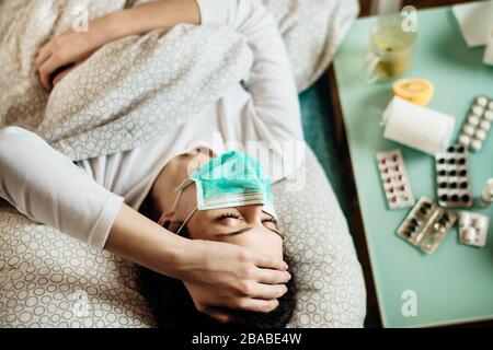 Infizierte Frau mit Maske in mobilen Quarantäne-Krankenhauseinheiten Isolation.Coronavirus Patient mit Pneumonie Krankheitssymptome.High Fever. Stockfoto