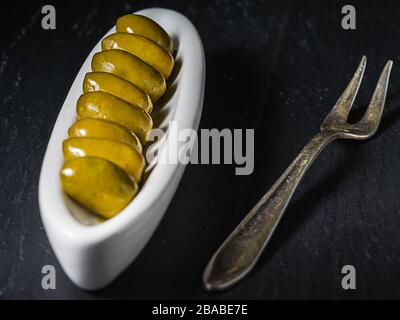 Grüne Oliven in Servierform. Stockfoto