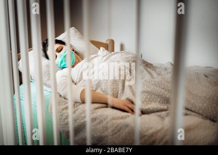 Infizierte Frau mit Maske in mobilen Quarantäne-Krankenhauseinheiten Isolation.Coronavirus Patient mit Pneumonie Krankheitssymptome.Health Care.Immunity Stockfoto