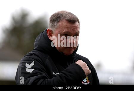 Coventry City Manager Mark Robins und Spieler inspizieren das Spielfeld vor dem Spiel Stockfoto