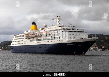 Kreuzfahrtschiff Saga Sapphire, Abfahrt vom Hafen von Bergen, Norwegen. Stockfoto