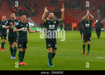 Burnleys Phil Bardsley (Center) feiert nach dem Spiel Stockfoto