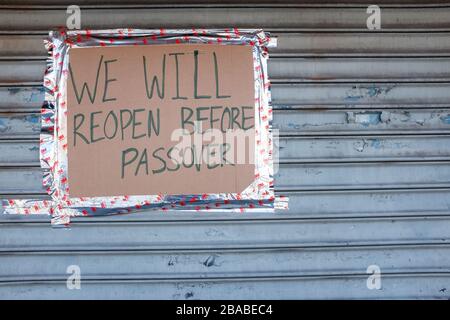 Brooklyn, NY, USA. März 2020. Einwohner von New York City wurden gebeten, aufgrund des neuartigen Coronavirus zu Hause zu bleiben, und alle bis auf wesentliche Geschäfte wurden gebeten, sich zu schließen. In der Umgebung von Brooklyn in Midwood haben viele Unternehmen ihre Fensterläden heruntergerollt, und die wenigen, die offen sind, begrenzen die Anzahl der Menschen, die einsteigen können. Ein koscheres Pizza-Geschäft hat seine Fensterläden heruntergerollt, hofft aber, vor dem Passah zu öffnen. Credit: Ed Lefkowicz/Alamy Live News Stockfoto