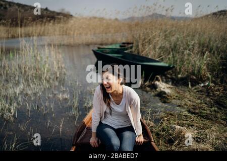 Verwüstete weinende Frau isoliert.psychischer Stress der Infektionskrankheit.Panik und Angst vor Infektion.Losing liebte One.Grief und Verlust Stockfoto