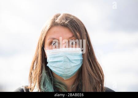 Coronavirus Global Fight Concept - COVID-19 - Frau mit chirurgischer Maske Stockfoto