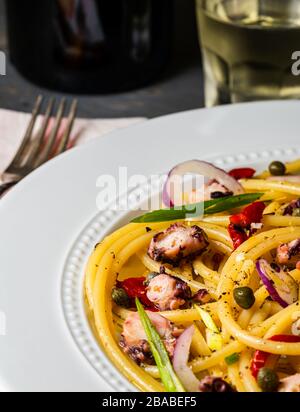 Bucatini-Pasta und Tintenfisch Stockfoto