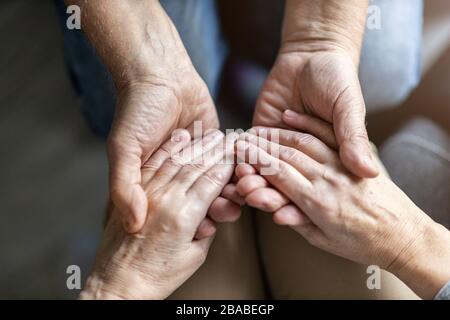 Nahaufnahme eines älteres paar Hand in Hand Stockfoto