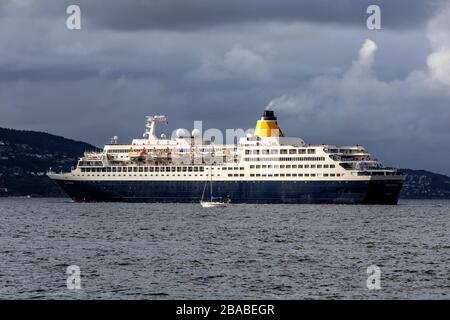 Kreuzfahrtschiff Saga Sapphire, Abfahrt vom Hafen von Bergen, Norwegen. Stockfoto