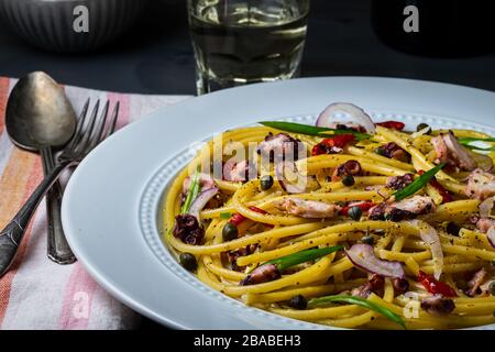 Bucatini-Pasta und Tintenfisch Stockfoto