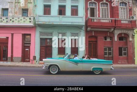 Alte Automobile und zerfallende Kolonialarchitektur, Havanna, Kuba Stockfoto