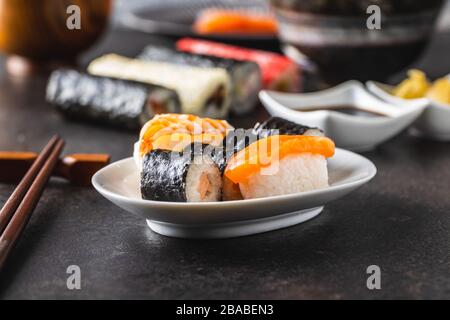 Japanische Sushi-Küche. Maki und Nigiri rollen Sushi mit Lachs, Kaviar, Avocado und Thunfisch. Stockfoto