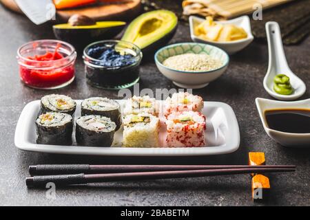 Japanische Sushi-Küche. Maki und kalifornien rollen Sushi mit Lachs, Kaviar, Avocado, Thunfisch und Wasabi mit Ingwer. Stockfoto