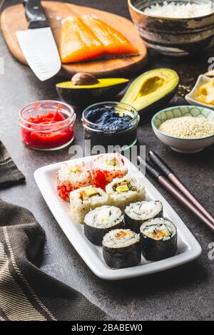 Japanische Sushi-Küche. Maki und kalifornien rollen Sushi mit Lachs, Kaviar, Avocado, Thunfisch und Wasabi mit Ingwer. Stockfoto