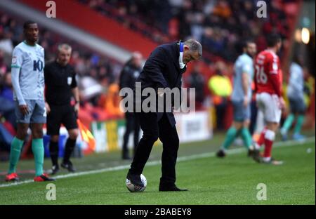 Blackburn Rovers Manager Tony Mowbray kontrolliert den Ball auf dem Spielfeld Stockfoto