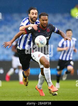 Sheffield Wednesday's Atdhe Nuhiu (links) und Reading's Liam Moore Kampf um den Ball Stockfoto