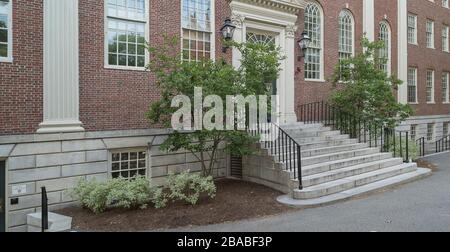 Eingang zum Lehman Hall Gebäude, Harvard University, Cambridge, Massachusetts, USA Stockfoto