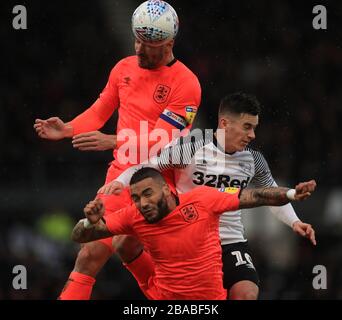 Die Derbys Tom Lawrence und Huddersfield Town Danny Simpson und Christopher Schindler kämpfen um den Ball Stockfoto