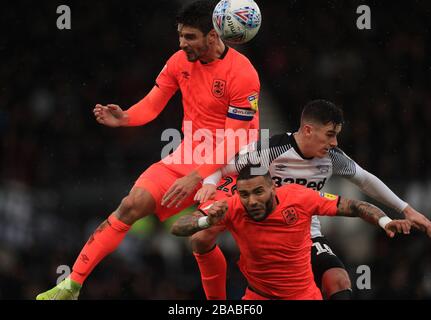 Die Derbys Tom Lawrence und Huddersfield Town Danny Simpson und Christopher Schindler kämpfen um den Ball Stockfoto