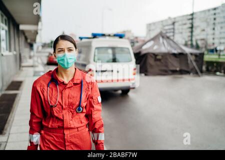 Rettungssanitäter vor der Isolationskrankenanstalt.Coronavirus Covid-19 Heroes.Mental Strength of Medical Professional.Emergency Room Doctor prepared Stockfoto