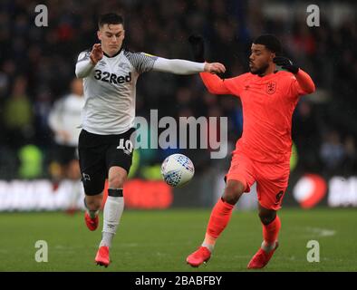 Tom Lawrence von Derby County und Elias Kachunga (rechts) von Huddersfield Town kämpfen um den Ball Stockfoto