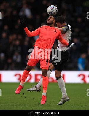 Craig Forsyth von Derby County und Elias Kachunga von Huddersfield Town (links) kämpfen um den Ball Stockfoto