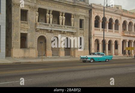 Alte Automobile und zerfallende Kolonialarchitektur, Havanna, Kuba Stockfoto