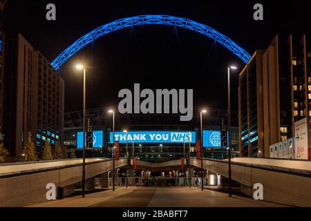 London, Großbritannien. März 2020. Das Wembley-Stadion wird blau mit einer "Danke NHS"-Nachricht beleuchtet. Um 20 Uhr nahmen Menschen in ganz Großbritannien an einem "Clap for the NHS" Teil, um NHS-Mitarbeiter für ihre harte Arbeit zu applaudieren, die gegen die Coronavirus COVID-19-Pandemie kämpfte. Gutschrift: amanda Rose/Alamy Live News Stockfoto