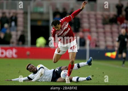 Die Kazenga LuaLua (links) von Luton Town und Lukas Nmecha von Middlesbrough kämpfen um den Ball Stockfoto