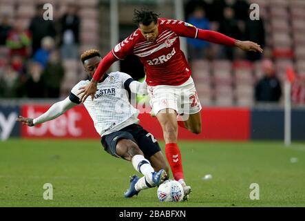 Die Kazenga LuaLua (links) von Luton Town und Lukas Nmecha von Middlesbrough kämpfen um den Ball Stockfoto