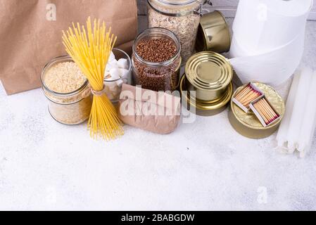 Grundprodukte in Notfallsituationen. Stockfoto